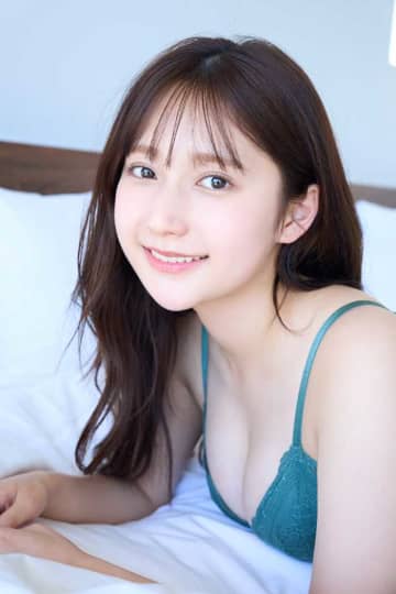 鈴木くるみ、待望の1st写真集『夢の重さ』♡ 沖縄で見せた少女と大人の表情