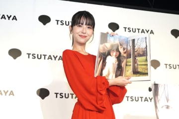 浜辺美波、すっぴんで”プライベート感”のある写真集『25』発売　「25点で！」笑顔で手応え語る