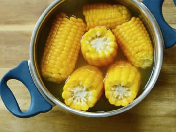 7万人から反響の『茹でないトウモロコシの食べ方』　「なんて有益な情報」「その手があったかー！」