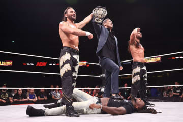 【ＡＥＷ】統一王者オカダ・カズチカ「禁断の扉」防衛戦へ猛デモ敢行　挑戦者スワーブをレインメーカーでＫＯ