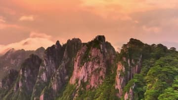 朝焼けに染まる黄山の幻想的な光景　中国安徽省