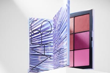 NARS25年クリスマスコスメ第2弾、ホログラム煌めく近未来パケの"儚げ”アイパレ＆6色チーク