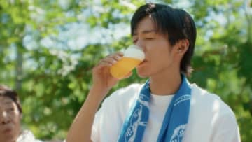 目黒蓮「晴れ風」CMロケで収穫体験「飲み方が変わる気がします」と晴れやかな表情に！