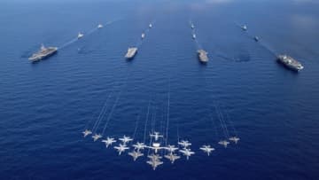 海自参加の「日英米豪西諾共同訓練」がすごかった！F-35などの大編隊飛行も