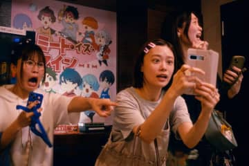 “歌舞伎町での出会い、推し活、母親との関係性” 杉咲花演の様々な表情を切り取った『ミーツ・ザ・ワールド』場面写真