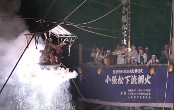 小張松下流綱火　空舞う人形、観衆魅了　茨城・つくばみらい