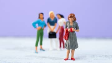 『仲間外れにされやすい人』の特徴5選　なにを改善すべき？