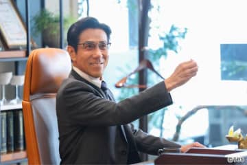 岸谷五朗「初恋DOGs」で甘党所長に共鳴！　清原果耶＆成田凌＆ナ・イヌは“同級生感”満載