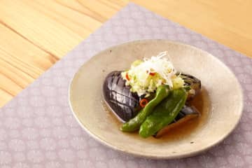 【現役板前が伝授】絶品出汁で作る『茄子の焼き浸し』のレシピを公開！定番料理を”ワンランク上の美味しさ”に…和食のプロが教えるテクの数々に主婦から絶賛の声「やらない道理が見当たらない」「お酒のアテに最高」「️鰹節が合うんだこれが！」