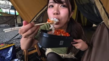 “日本一だらしない”キャンプ女子、一人旅で駅員さんの優しさに感動　その後の爆食に視聴者「癒されます」