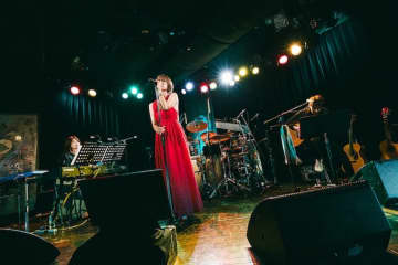 【ライブレポート】hitomi、アコースティックライブ開催。自身初の無料オンラインライブ開催発表＋新アー写公開も