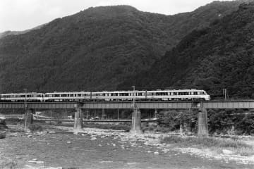 高山本線（JR東海・JR西日本）大きな車窓で岐阜・富山の四季を感じる絶景路線