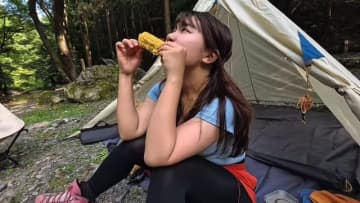 “日本一だらしない”キャンプ女子、川で水遊びをしながらお酒を堪能　視聴者「最高です」