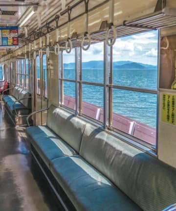 【海が見える電車】この電車、どこを走ってるの？窓の外は一面の海…まるでジブリ感満載な絶景ローカル線が話題沸騰！