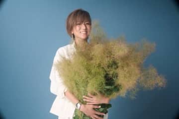 hitomi、自身初の無料オンラインライヴの開催を発表 新アーティスト写真も公開