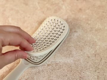 【3COINS】見つけたらすぐ買って！「そうじがしやすいヘアブラシ」でプチストレスを解消！
