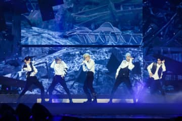 【レポート】TOMORROW X TOGETHER、ワールドツアー開幕。再契約発表＆ソロ曲ステージ初公開も