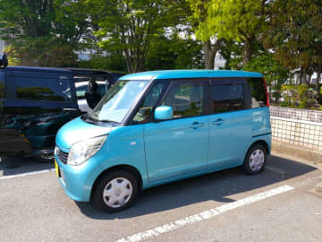 維持費が「年間50万円」ほどかかっているミニバンを手放して軽自動車へ乗り換えを検討しています。軽に乗り換えた場合、維持費はどれくらい安くなりますか？