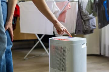 共働きで日中は不在です。洗濯物の部屋干し対策として「除湿機を12時間つけっぱなし」にしていますが、1ヶ月の電気代はどのくらいかかるのでしょうか？