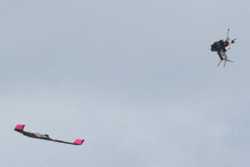 米軍、固定翼ドローンを迎撃FPVクアッドコプターのクレイモアで撃墜する演習動画
