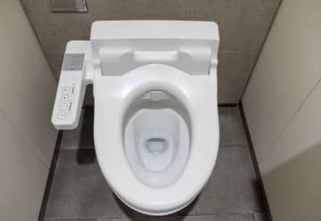 妻は夏場トイレの「暖房便座」をオフにします。節約のためというのですが、実際そんなに電気代がかかるものでしょうか？