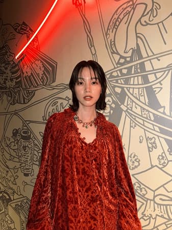 のん、ベルベットの艶っぽい姿に「女王のよう」「優雅」