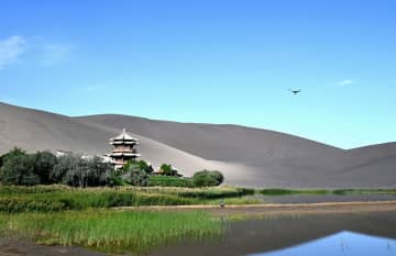 秋の砂漠観光シーズン到来　中国・敦煌市