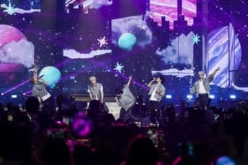TOMORROW X TOGETHER、ワールドツアーが幕分け！再契約の発表・ソロ曲のステージ初公開も「成長して戻ってくる」