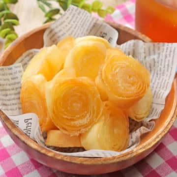 【材料はたったの3つ！】「買うより安い」「子供が飛んで喜んだ」巻いて焼くだけの簡単おやつレシピ