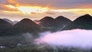 早朝の雲海が琥珀色に　中国湖北省
