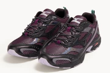 ミズノ“宇宙”着想カラーのランニングシューズ、メタリック＆オーロラカラー