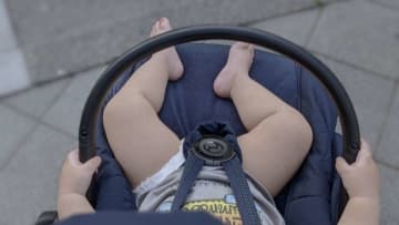 「大雨の中、ベビーカーを押して歩いていた私。信号待ちの車から『赤ちゃん濡らさないで』と中年女性が...」