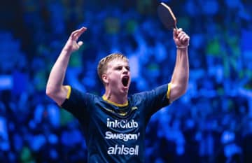 ＜卓球＞優勝したモーレゴードのラケットがカメラマンに踏まれる