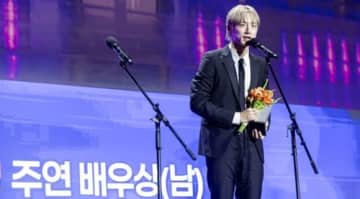 坂口健太郎、韓国語で受賞の喜びを表現！パク・ウンビンと共に「2025グローバルOTTアワード」主演俳優賞に輝く