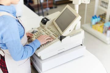 他の客に惣菜を奪われても「いいのよ」控えめすぎる義母に物申した結果 → レジで見せた『驚きの行動』