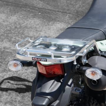 KLX230シリーズの実用性アップ！　ラフアンドロードから専用リアキャリア登場