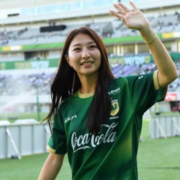 「綺麗で純粋な涙だ」衝撃移籍のベレーザ塩越柚歩が泣き崩れた、古巣との初対戦後の“号泣シーン”に反響「嫌いになれない」「移籍は選手につきもの」
