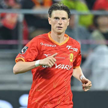 足裏が相手の顔面に…一発退場の名古屋ユンカーにJリーグが罰金20万円＆２試合出場停止処分「過剰な力でタックルした」「著しく不正なプレー」