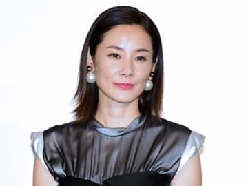吉田羊、新幹線で人気芸人とバッタリ「相変わらず三つ編み姿がキュート」