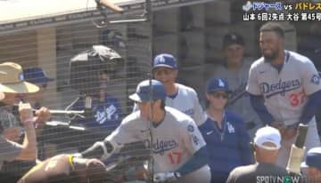 球場騒然！ 大谷翔平、目を疑う“異例の行動”「すげえな」予想外のリアクションが話題に「ただの聖人か」「人として別格」