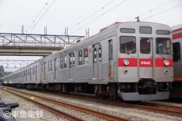 東急電鉄「8500系」で使用されていた吊り輪を活用した照明器具「WA」を限定販売