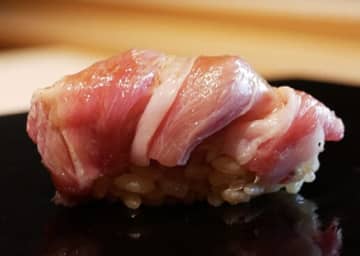 【The Tabelog Award】「来るたびに感動」と常連客も驚愕。予約困難店『鮨 三心』の魅力を口コミから分析！