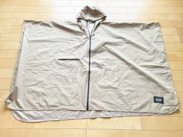 [本日の一品]急な大雨に備えてコンパクトに収納できるおしゃれなレインポンチョ