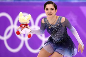 「まじで美人になった！」25歳メドベージェワが披露した“ギンギラドレス”姿にファン喝采！「なんて美脚なんだ」「ゴージャスすぎる」
