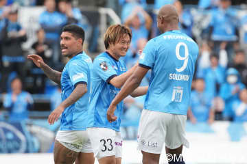 年間ベストゴール候補！ J1横浜FC25歳ストライカーの｢オーバーヘッドキックのお手本｣バイシクル弾が炸裂！｢マジでカッケェ｣｢身体能力ほんと凄い｣