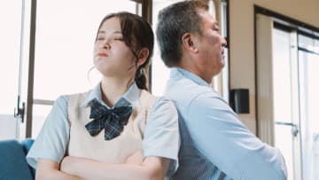パパ、気持ち悪い…娘に吐き捨てられた52歳管理職。家族に隠れて推し活、「月10万円投げ銭」していた父親の末路