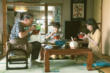 伊藤沙莉、富田靖子、高畑淳子が子、母、祖母に　家族で囲む沖縄の朝食風景　「風のマジム」本編映像