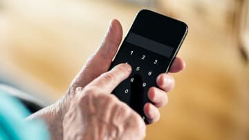 「高齢の親のスマホ、本当に安全？」QRコード決済利用でも3割が画面ロックなしの現実