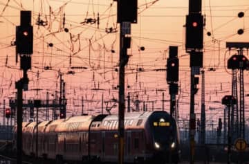 【まるでエヴァ】無機質な架線と夕焼けの空。ありふれた鉄道風景がエヴァンゲリオンの世界観だと話題沸騰