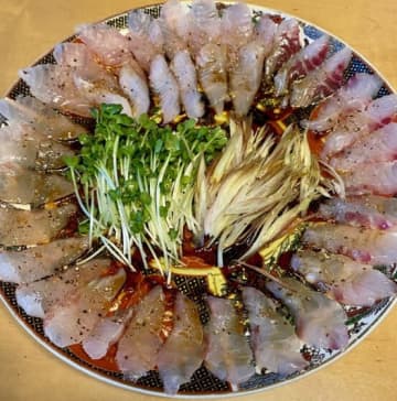 透明感がすごい…！スズキと黒鯛のツートンカルパッチョ、あまりの美しさに「よだれたれましたーｗ」と絶賛の声